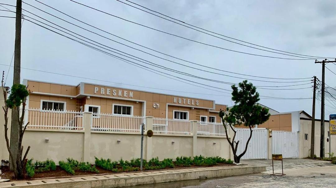 Hotel Presken Kuramo Waters Lagos Esterno foto